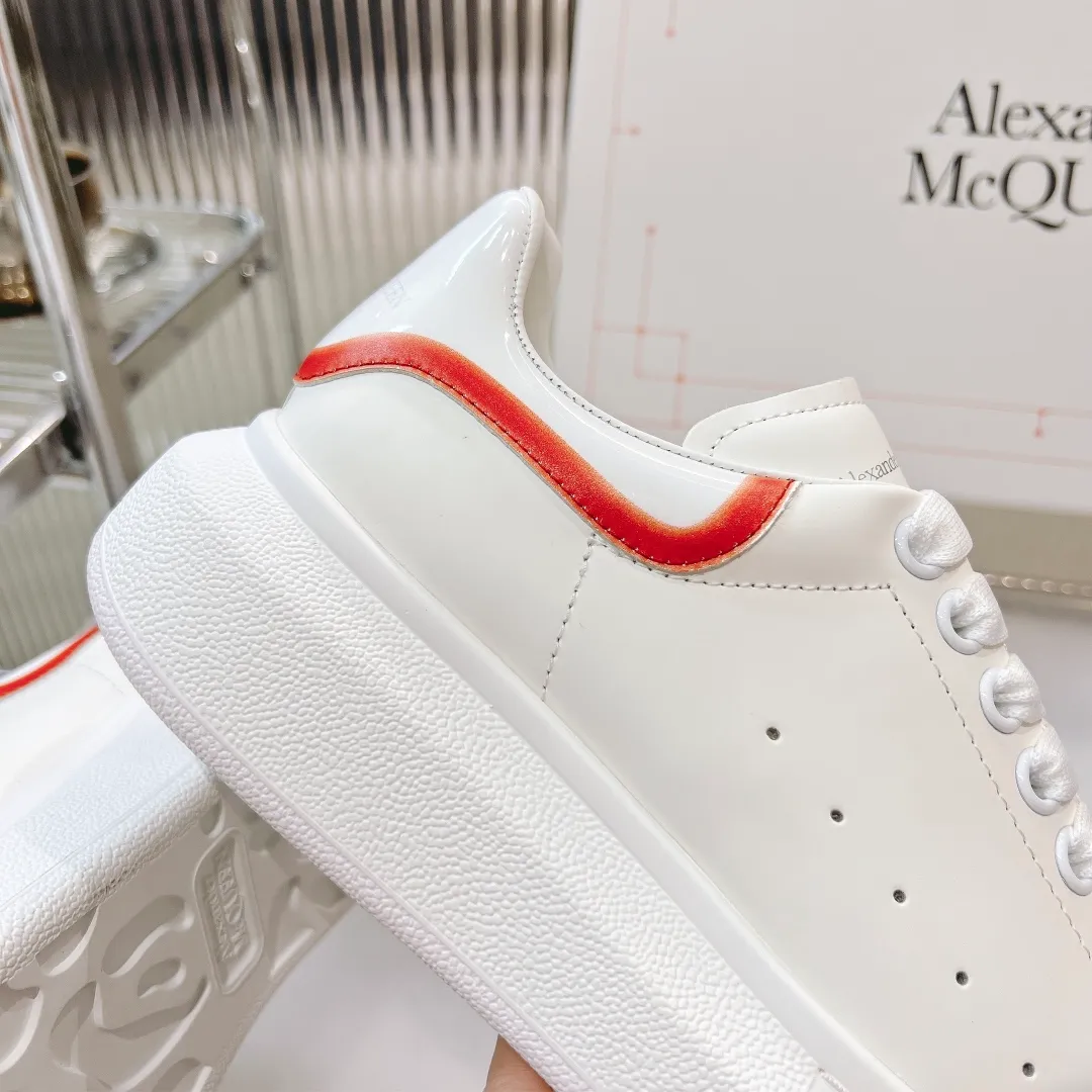 👟👟Ex-factory price 440👟👟 Men's size +10 (high version + 60 men's size plus 10) The latest addition to the counter is the top high-end version of Alexander McQueen·Alexander McQueen 2023 new wide sports shoes, white shoes and casual shoes👟New colors! The rear tail is really unique and pretty, I love it at first sight! 😍Top version! 👍🏻I won’t introduce too much about the style of this shoe. It will never go out of style year after year in spring, summer, autumn and winter. It is a super versatile style and has always been in hot demand. 🔸Upper: original custom-made latest silk cowhide 🔸Inner lining: cowhide foot pads + top-grade highly breathable mesh ��Outsole: the latest original open mold one-to-one precision mold PU vacuum outsole 🔸Female model 34-41 (customized at 34.40.41) 🔸Men's model 38-45 (customized at 38 45)